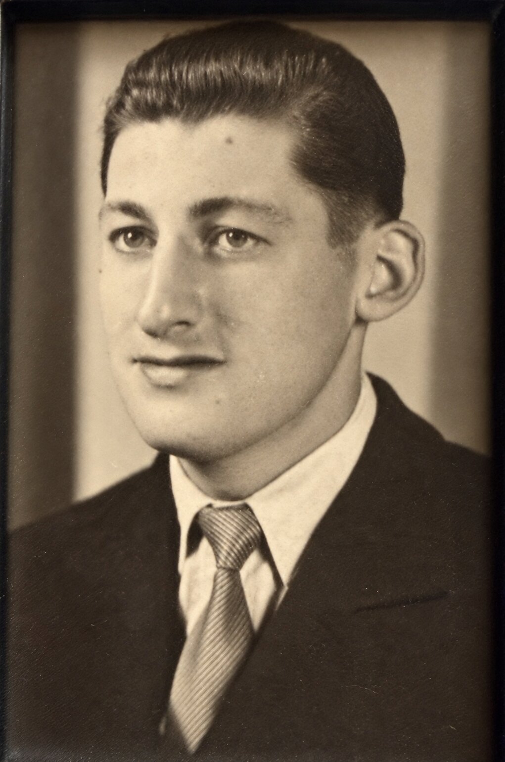 Portrait en noir et blanc d'Antoine jeune homme