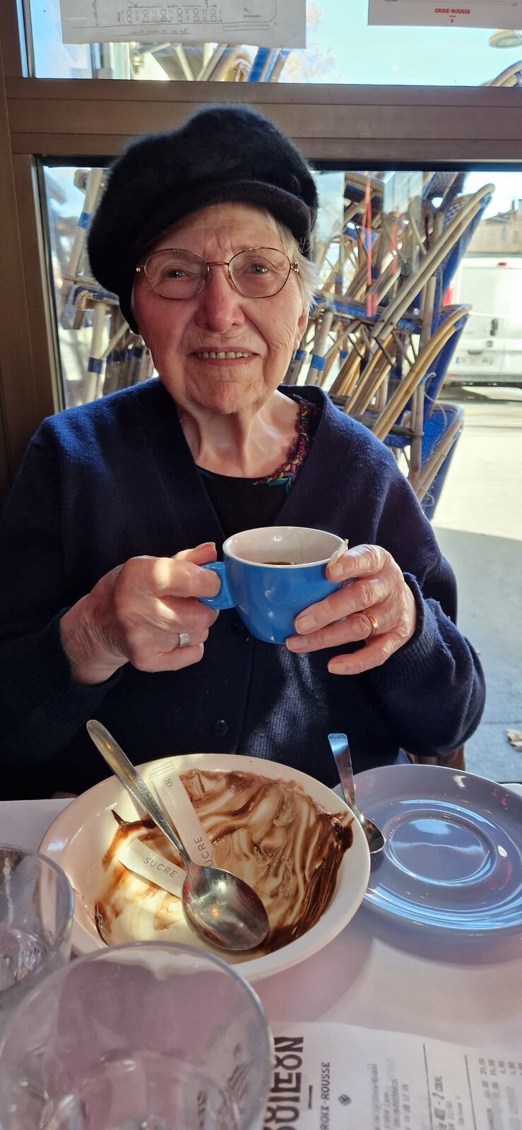 Yvonne en béret, une tasse de café à la main