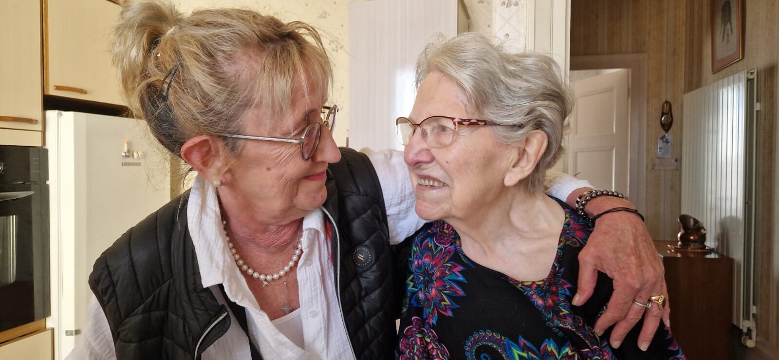 Yvonne et une proche qui la tient par l'épaule