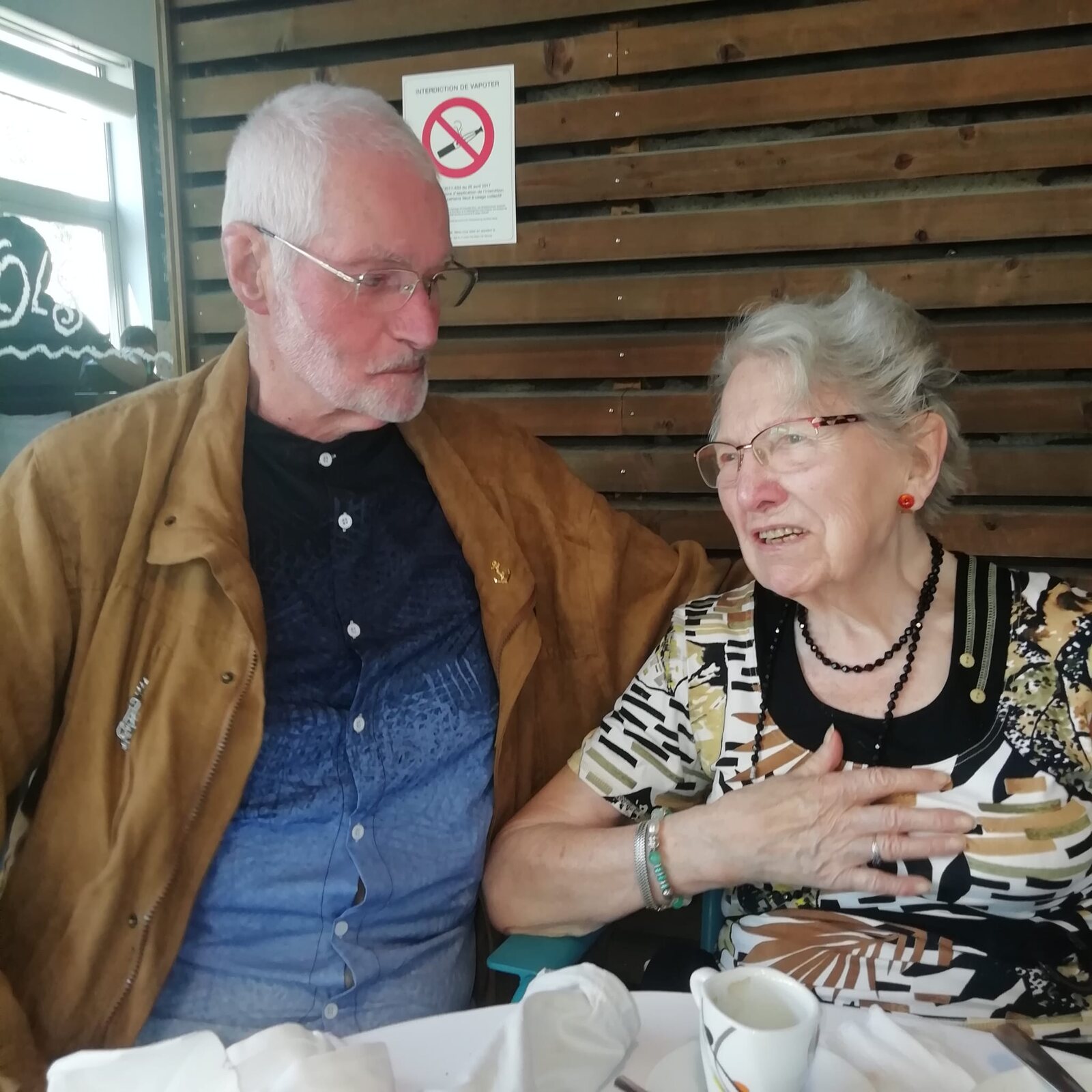 Yvonne en conversation, la main sur le cœur