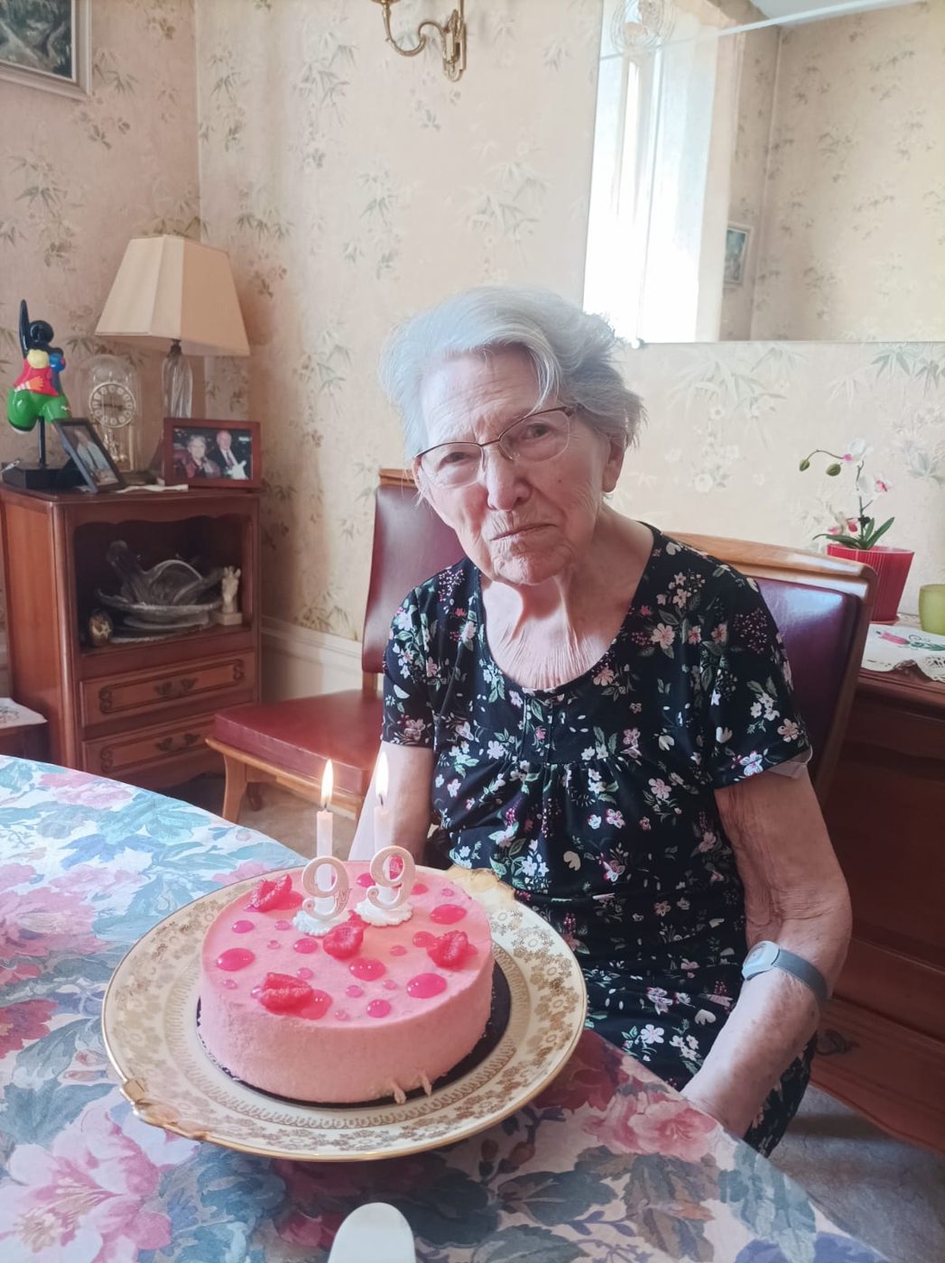 Yvonne devant son gâteau des 99 ans