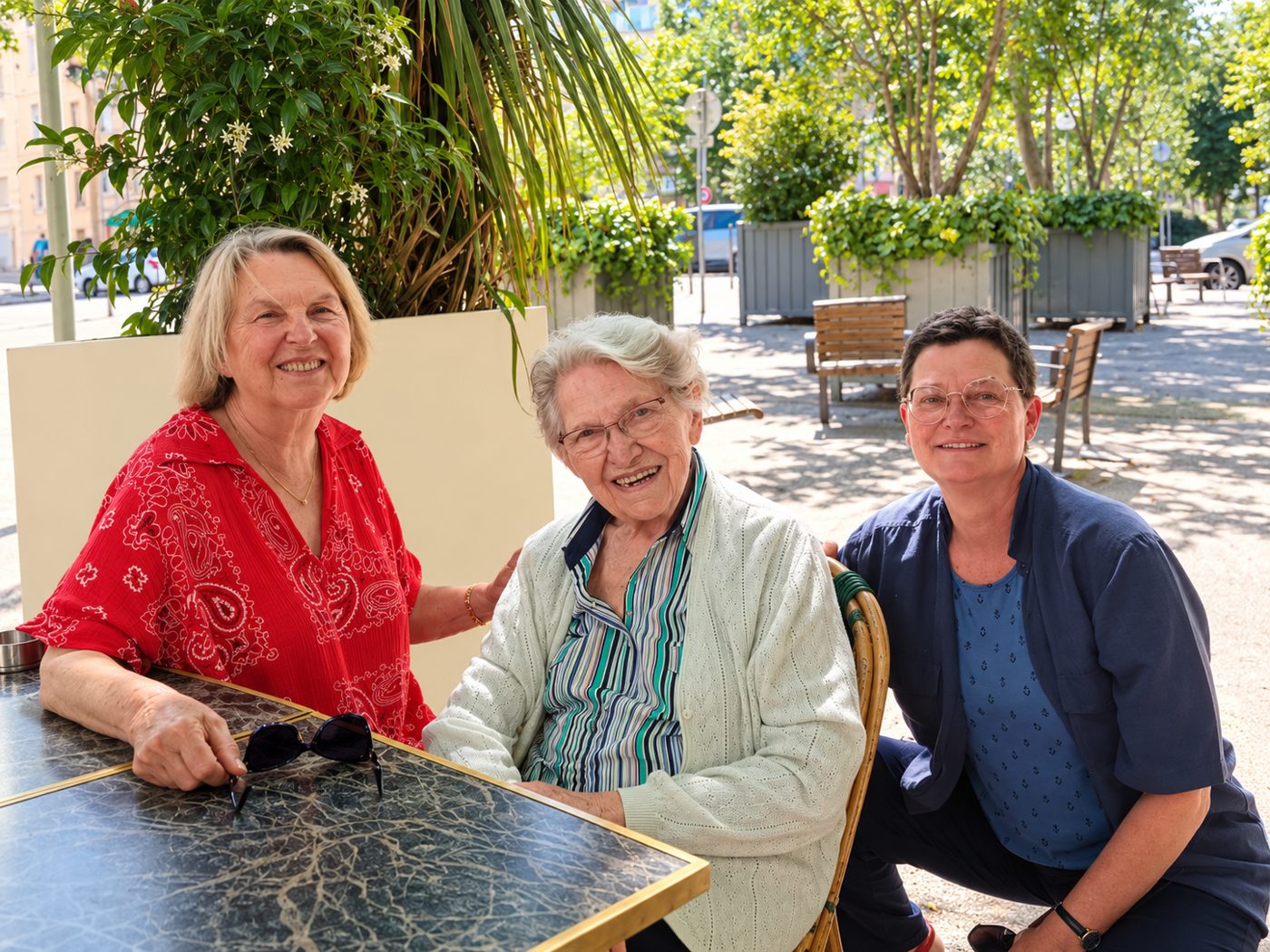 Yvonne en terrasse avec Elyane et Isabelle
