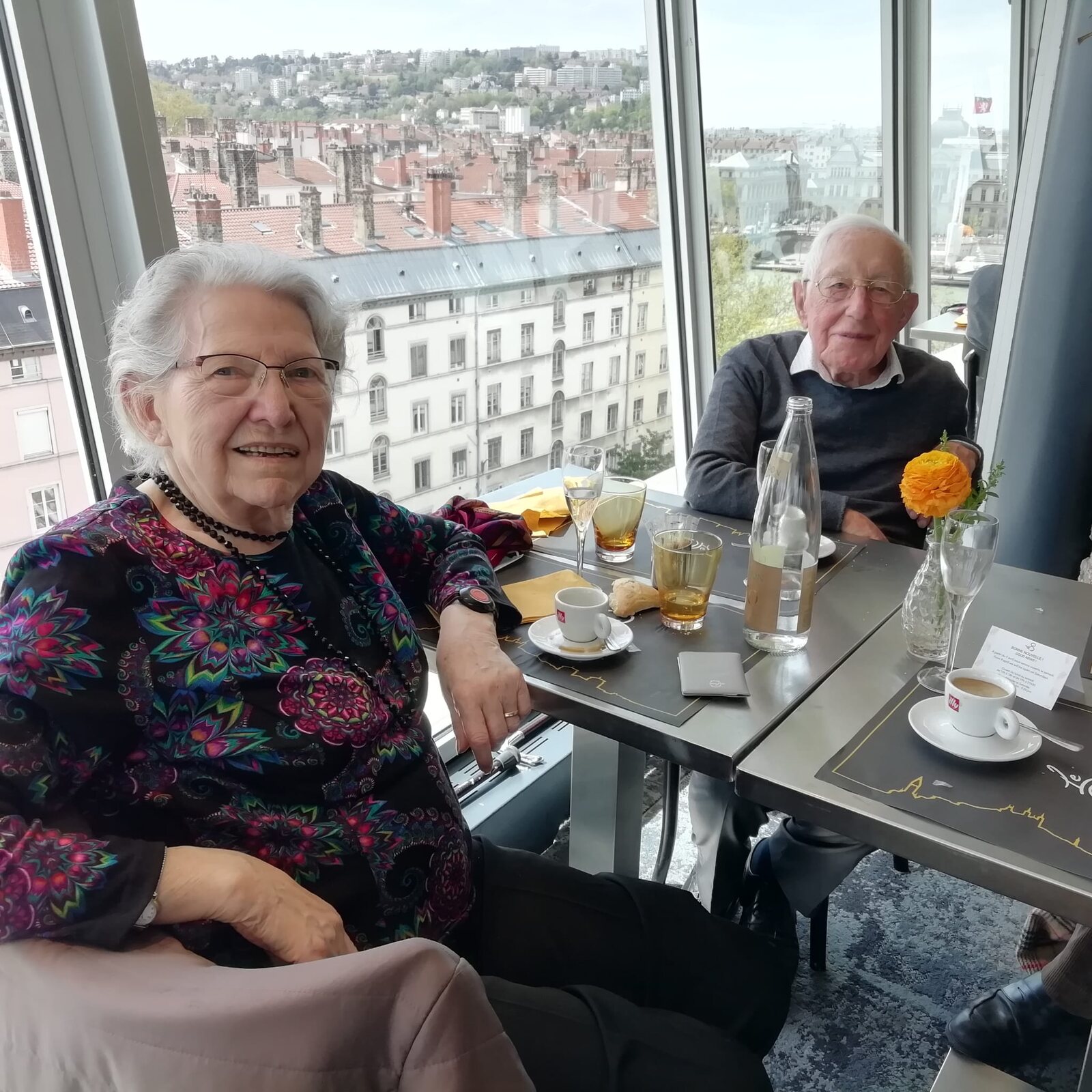 Yvonne au restaurant, avec vue sur les toits de Lyon