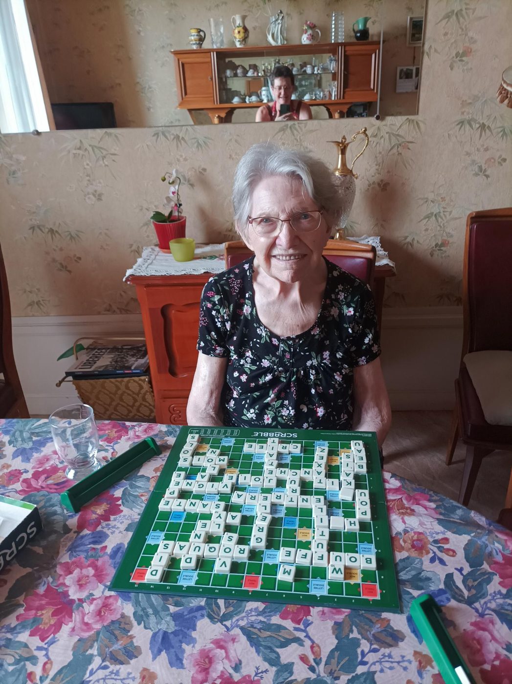 Yvonne devant une partie de Scrabble